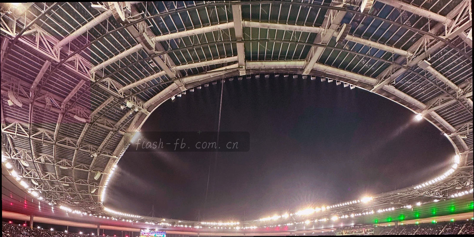 夜间球场边线与高亮灯带构成的高对比低角度画面